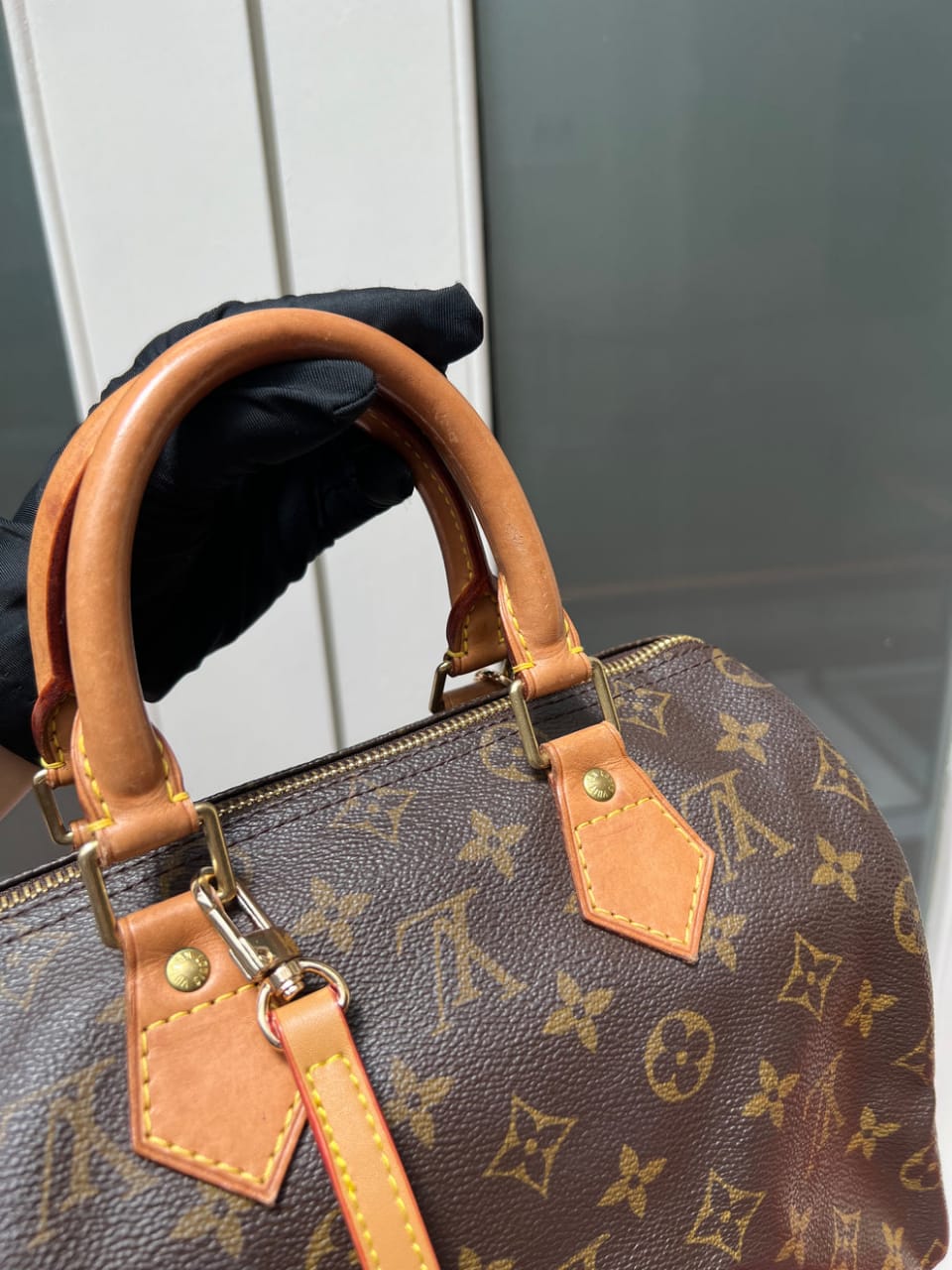 Elegant LV genuine leather cross body bag With chain