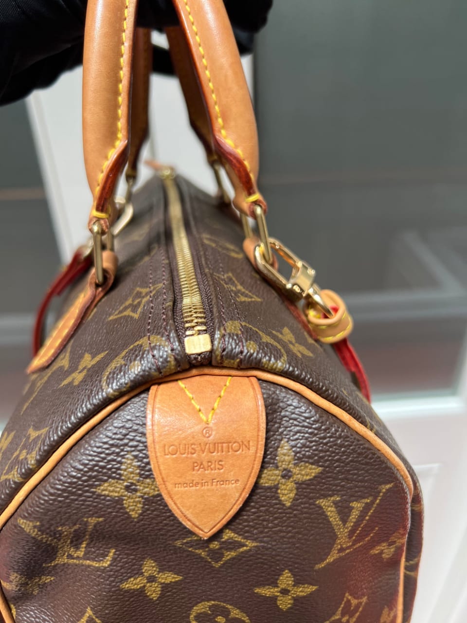 Elegant LV genuine leather cross body bag With chain