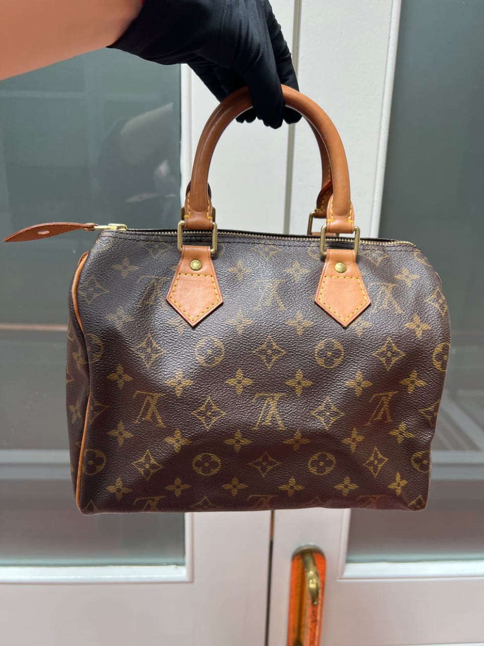 Elegant LV genuine leather cross body bag With chain