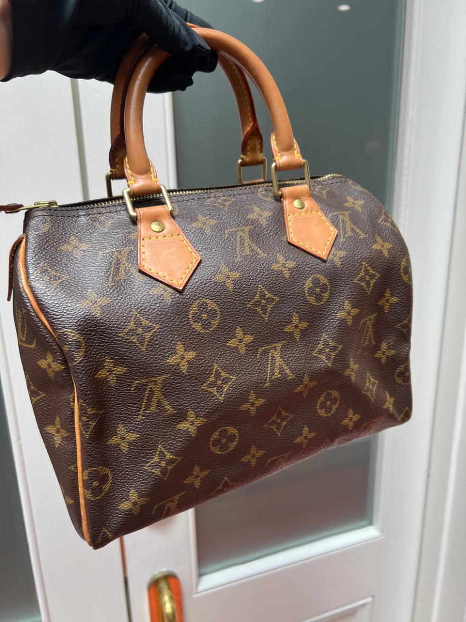 Elegant LV genuine leather cross body bag With chain