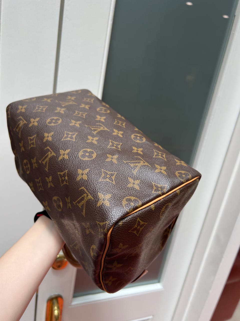 Elegant LV genuine leather cross body bag With chain