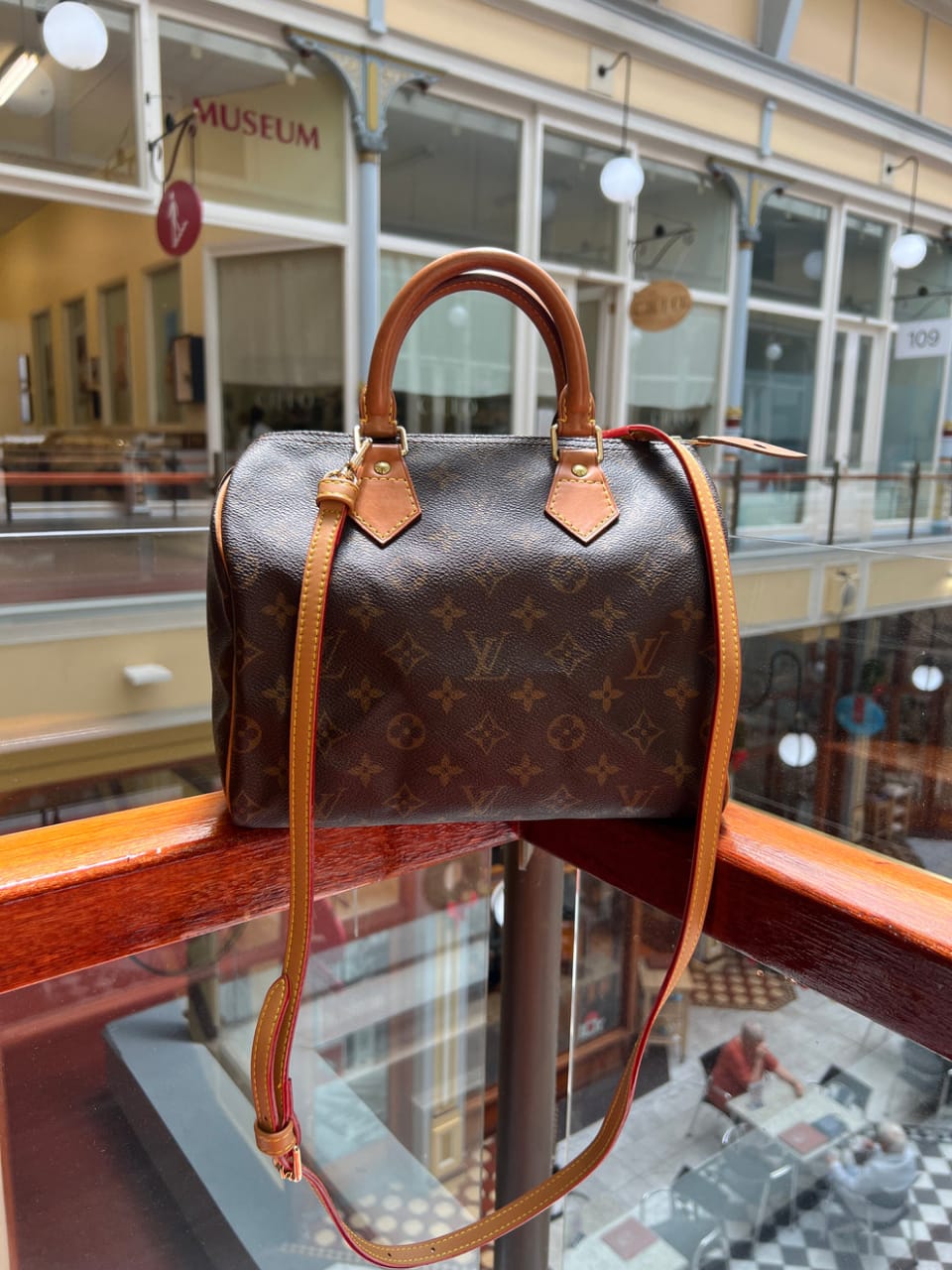 Elegant LV genuine leather cross body bag With chain
